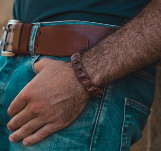 Tevere bracelet in hand-woven leather with bronze clip closure